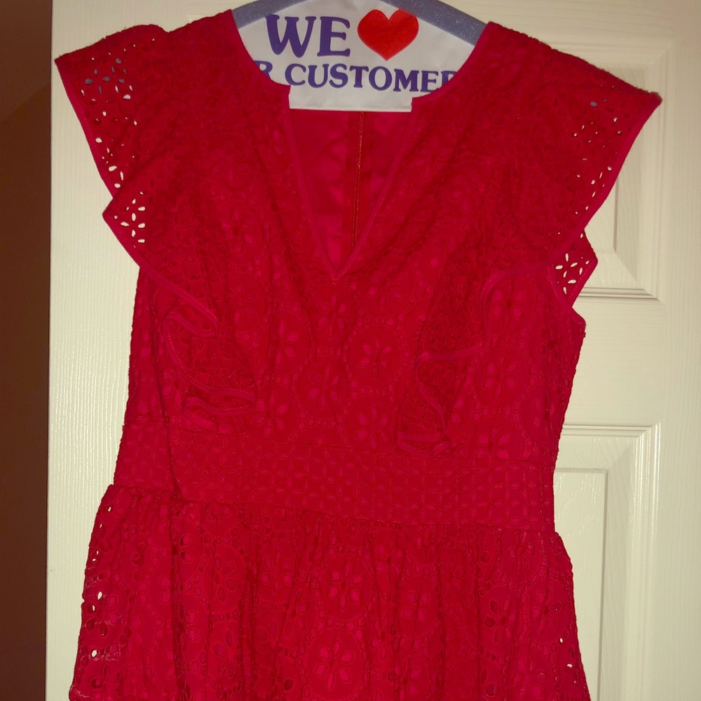 On trend puff shoulder v neck lace - size 4